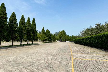 天津市北辰区憩园公墓停车场环境图