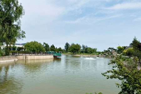天津市北辰区憩园公墓园区湖景图