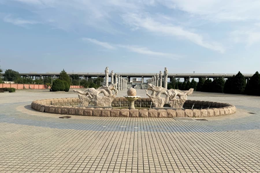 天津市北辰区天福陵园喷泉景观图